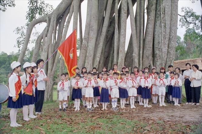 Trong ảnh: Lễ kết nạp đội viên Đội Thiếu niên Tiền phong Hồ Chí Minh của trường Tiểu học, Phổ thông Cơ sở Hồng Thái (Tuyên Quang) tại Cây đa Tân Trào lịch sử (1995). Ảnh: Đình Trân - TTXVN
