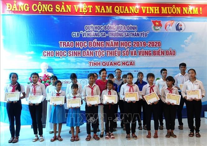 Trong ảnh: Trao học bổng Vừ A Dính năm 2019 cho học sinh có hoàn cảnh khó khăn trên địa bàn tỉnh Quảng Ngãi. Ảnh: Đinh Hương – TTXVN
