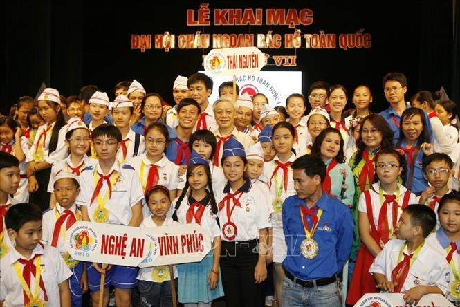 Trong ảnh: Chủ tịch Quốc hội Nguyễn Phú Trọng với các đại biểu thiếu nhi dự Đại hội Cháu ngoan Bác Hồ toàn quốc lần thứ VII (2010). Ảnh: Trí Dũng - TTXVN