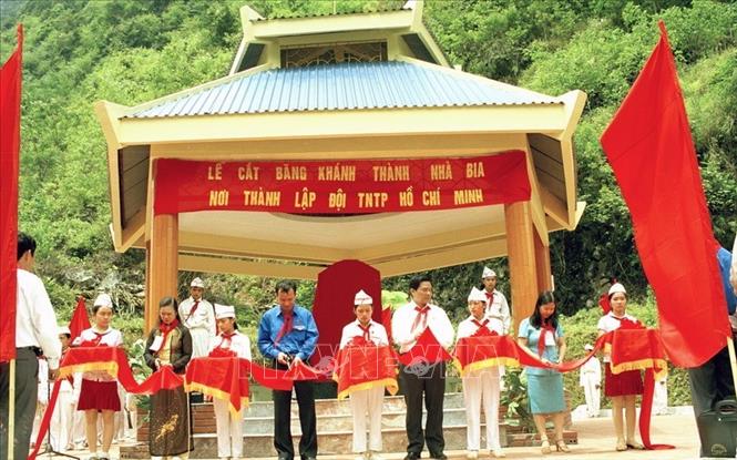 Trong ảnh: Lễ cắt băng khánh thành nhà bia tại Khu di tích lịch sử Kim Đồng, thôn Nà Mạ, xã Trường Hà (huyện Hà Quảng, tỉnh Cao Bằng), nơi thành lập Đội TNTP Hồ Chí Minh (2006). Ảnh: Đình Trân - TTXVN