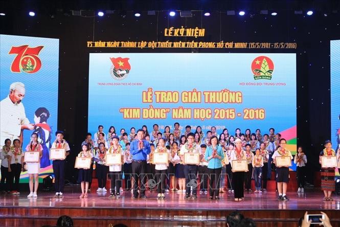Trong ảnh: Phó Trưởng ban Dân vận Trung ương Trần Thị Bích Thủy và Bí thư thứ nhất Trung ương Đoàn Lê Quốc Phong trao giải thưởng “Kim Đồng” năm học 2015 – 2016 cho các Chỉ huy đội có thành tích xuất sắc tại Lễ kỷ niệm 75 năm Ngày thành lập Đội Thiếu niên Tiền phong Hồ Chí Minh (15/5/1941 - 15/5/2016). Ảnh: Phạm Kiên – TTXVN