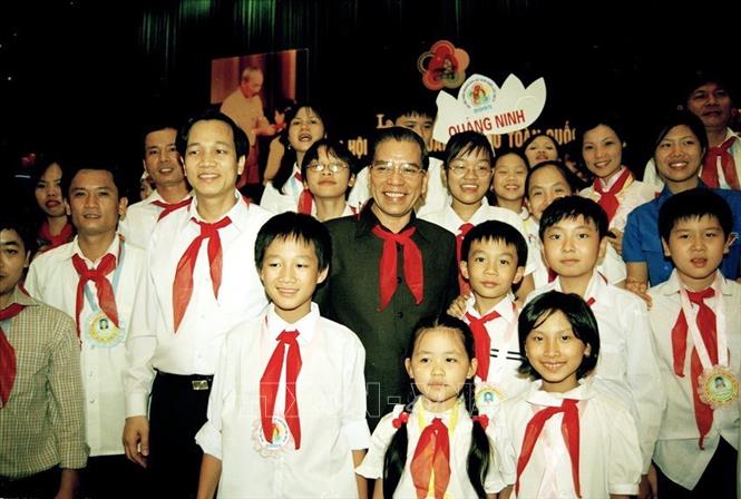 Trong ảnh: Tổng Bí thư Nông Đức Mạnh với thiếu nhi tiêu biểu dự Đại hội cháu ngoan Bác Hồ toàn quốc lần thứ VI (7/2005). Ảnh: Đình Trân - TTXVN