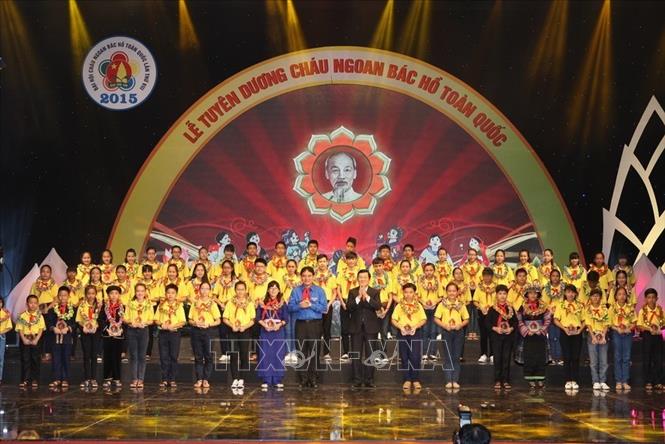 Trong ảnh: Chủ tịch nước Trương Tấn Sang và Bí thư thứ nhất Trung ương Đoàn Nguyễn Đắc Vinh trao vòng nguyệt quế và biểu trưng tuyên dương 63 Cháu ngoan Bác Hồ tiêu biểu toàn quốc lần thứ VIII (2015). Ảnh: Phạm Kiên – TTXVN