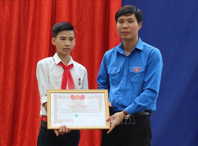 Trong ảnh: Trao huy hiệu “Tuổi trẻ dũng cảm” của Trung ương Đoàn và Giấy khen của Hội đồng Đội tỉnh Thanh Hóa cho em Vũ Văn Hùng (học sinh lớp 9A, trường THCS Phúc Thịnh, huyện Ngọc Lặc) đã có hành động dũng cảm cứu được 3 học sinh khỏi chết đuối ngày 7/4/2019. Ảnh: Nguyễn Nam - TTXVN