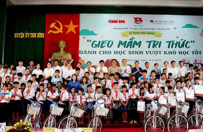 Trong ảnh: Trao học bổng “Gieo mầm tri thức” năm 2019 cho học sinh vượt khó, học tốt của tỉnh Vĩnh Long năm 2019, trong Chương trình “Vì ngày mai phát triển” của Báo Tuổi Trẻ, nhằm giúp học sinh vùng sâu, vùng xa có điều kiện đến trường. Ảnh: Lê Thúy Hằng - TTXVN