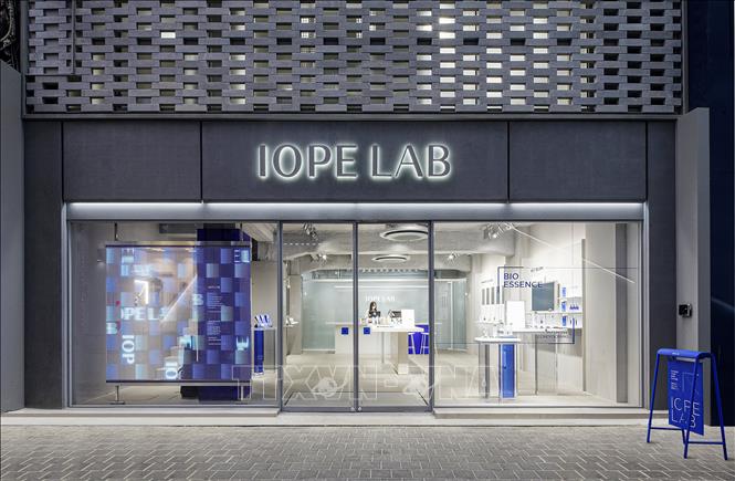 Trong ảnh: Cửa hàng IOPE LAB ở khu mua sắm sầm uất Myeongdong, thủ đô Seoul. Ảnh: Mạnh Hùng - TTXVN