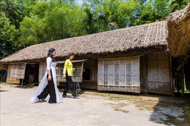 Trong ảnh: Những ngày này người dân trên khắp mọi miền Tổ quốc đến Khu di tích Kim Liên. Ảnh: Bích Huệ - TTXVN