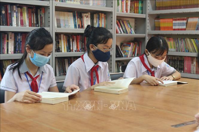 Trong ảnh: Thư viện Làng Sen có 30.000 cuốn sách với trên 10 danh mục khác nhau ở nhiều lĩnh vực. Ảnh: Bích Huệ - TTXVN