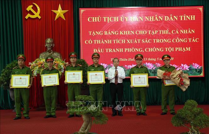 Trong ảnh: Chủ tịch Ủy ban Nhân dân tỉnh Thừa Thiên- Huế Phan Ngọc Thọ tặng Bẳng khen cho 1 tập thể và 5 cá nhân có thành tích trong phá án. Ảnh: TTXVN/phát
