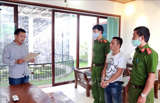 Trong ảnh: Công an tỉnh Thừa Thiên- Huế bắt giữ đối tượng Hồ Văn Phương. Ảnh: TTXVN/phát