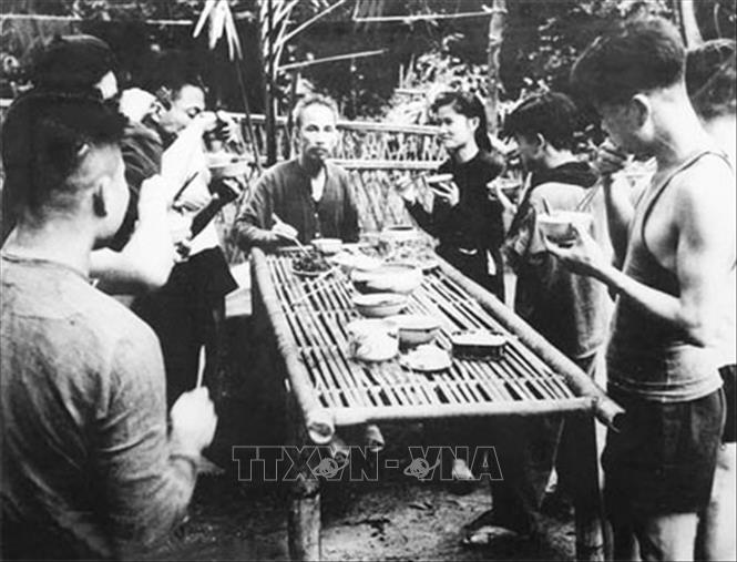 Ở chiến khu Việt Bắc trong thời kỳ kháng chiến chống Pháp, Bác Hồ sống chung với cán bộ, nhân viên, cùng ăn ở, sinh hoạt như mọi người. Trong ảnh: Bác Hồ trong một bữa cơm cùng đồng bào, chiến sĩ tại chiến khu Việt Bắc. Ảnh: Tư liệu/TTXVN phát