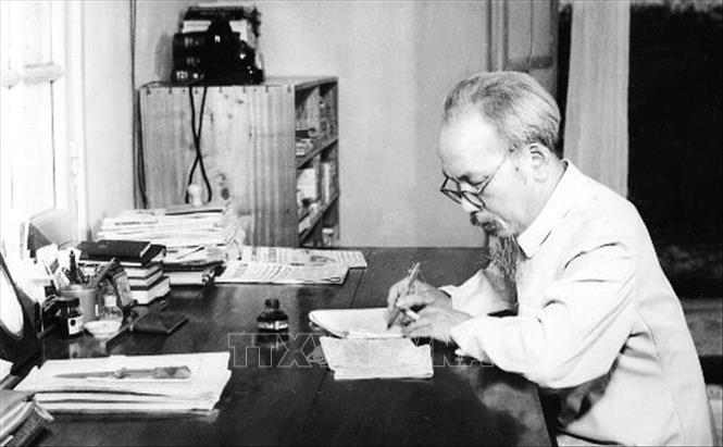 Trở về Thủ đô Hà Nội sau giải phóng 10/1954, Bác Hồ đã chọn nơi ở và làm việc là một ngôi nhà nhỏ vốn của người thợ điện phục vụ cho phủ Toàn quyền Đông Dương cũ. Đảng, Nhà nước mời Người ra ở tòa nhà lớn Phủ Chủ tịch nhưng Người đã từ chối. Trong ảnh: Bác Hồ làm việc tại Nhà 54 - ngôi nhà nhỏ vốn của người thợ điện phục vụ cho phủ Toàn quyền Đông Dương cũ, từ tháng 12/1954 đến tháng 5/1958. Ảnh: Tư liệu TTXVN