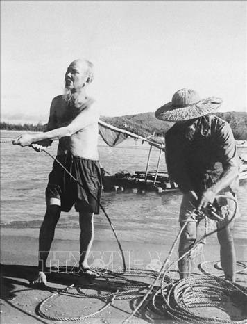 Bác Hồ yêu lao động, hết sức giản dị và tiết kiệm. Ít có vị lãnh tụ nào mà hình ảnh đọng lại trong tâm trí người dân lại gần gũi, bình dị đến thế. Trong ảnh: Bác Hồ cùng kéo lưới với bà con ngư dân ở vùng biển Sầm Sơn, tỉnh Thanh Hóa (7/1/1960). Ảnh: Tư liệu TTXVN