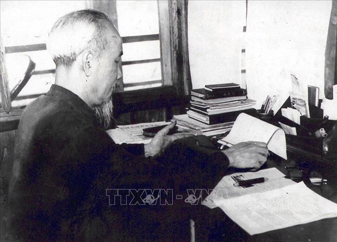 Hồ Chí Minh thanh cao, giản dị chứ không hề giản đơn, bởi suốt đời, Người không màng danh lợi, mà “chỉ có một sự ham muốn, ham muốn tột bậc, là làm sao cho nước ta được hoàn toàn độc lập, dân ta được hoàn toàn tự do, đồng bào ai cũng có cơm ăn áo mặc, ai cũng được học hành”. Trong ảnh: Bác Hồ làm việc tại tầng 2 Nhà sàn trong Khu Phủ Chủ tịch, tháng 4/1960. Ảnh: Tư liệu TTXVN