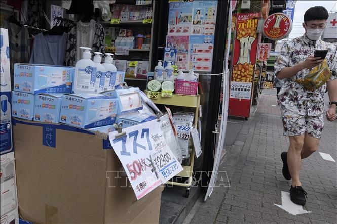 Trong ảnh: Khẩu trang được bày bán tại Tokyo, Nhật Bản ngày 12/5/2020. Ảnh: AFP/TTXVN