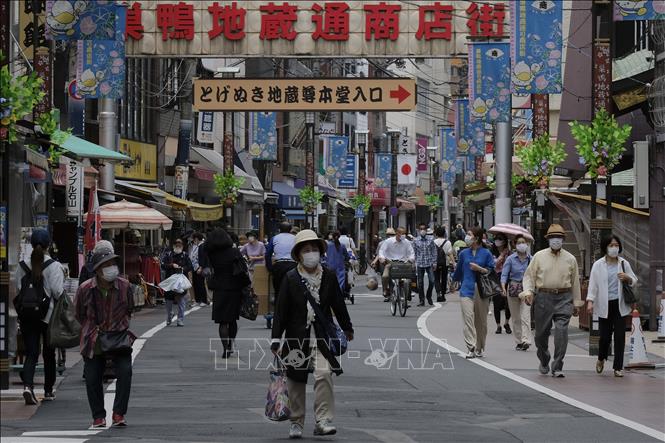 Trong ảnh: Người dân đeo khẩu trang phòng lây nhiễm COVID-19 tại Tokyo, Nhật Bản ngày 12/5/2020. Ảnh: AFP/ TTXVN