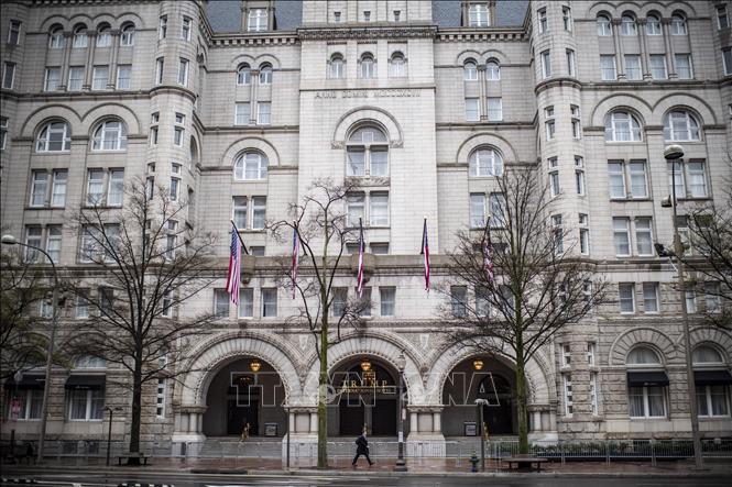 Trong ảnh: Tòa khách sạn Trump International  ở Washington DC., thuộc quyền sở hữu của Tổng thống Mỹ Donald Trump. Ảnh: AFP/TTXVN