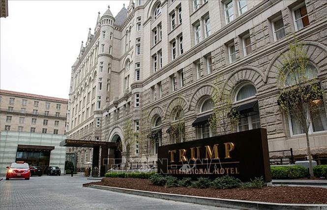 Trong ảnh: Tòa khách sạn Trump International  ở Washington DC., thuộc quyền sở hữu của Tổng thống Mỹ Donald Trump. Ảnh: REUTERS/TTXVN