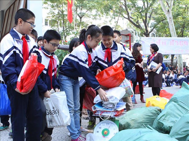 Trong ảnh: Học sinh trường Tiểu học Tây Sơn (Hà Nội) tích cực tham gia phong trào “Kế hoạch nhỏ” năm 2013. Ảnh: Dương Giang - TTXVN