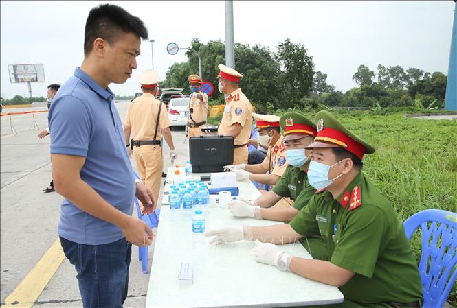 Trong ảnh: Lực lượng Cảnh sát giao thông, Cảnh sát điều tra tội phạm về ma túy kiểm tra ma túy đối với lái xe. Ảnh: Doãn Tấn - TTXVN
