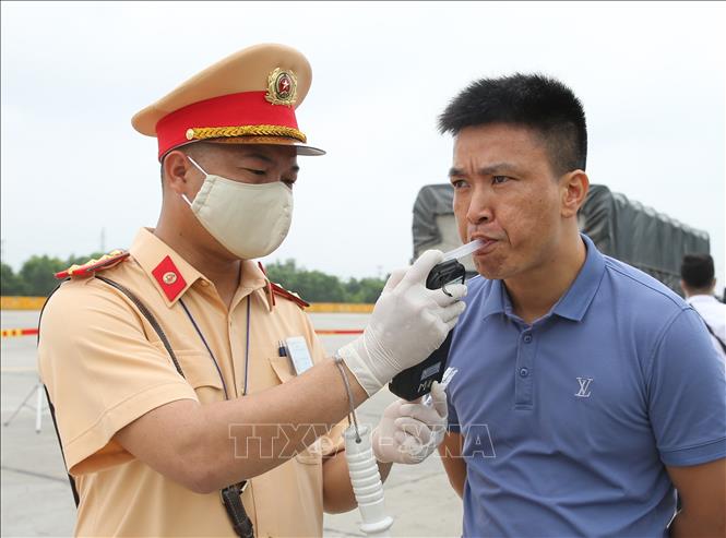 Trong ảnh: Lực lượng Cảnh sát giao thông kiểm tra nồng độ cồn đối với lái xe. Ảnh: Doãn Tấn - TTXVN
