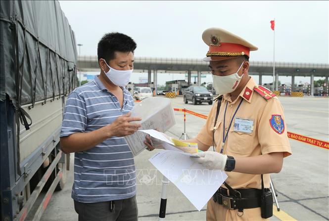Trong ảnh: Lực lượng Cảnh sát giao thông tiến hành dừng xe, kiểm tra người điều khiển phương tiện. Ảnh: Doãn Tấn - TTXVN