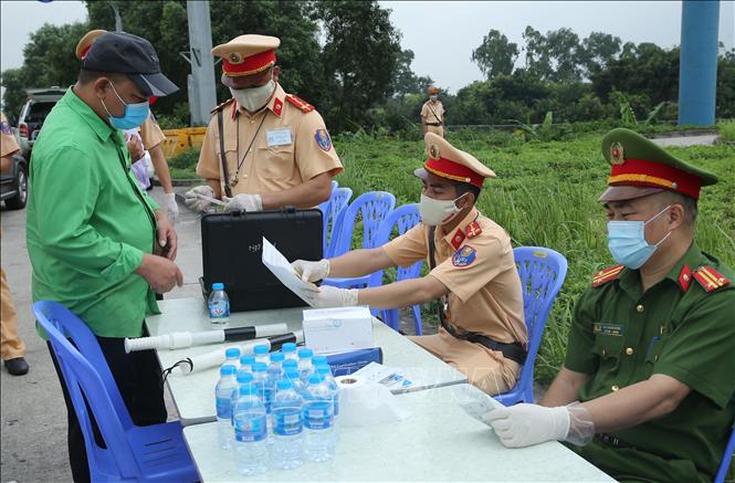 Trong ảnh: Lực lượng Cảnh sát giao thông, Cảnh sát điều tra tội phạm về ma túy kiểm tra ma túy đối với lái xe. Ảnh: Doãn Tấn - TTXVN