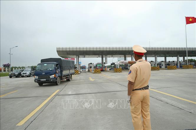 Trong ảnh: Lực lượng Cảnh sát giao thông tiến hành dừng xe, kiểm tra người điều khiển phương tiện. Ảnh: Doãn Tấn - TTXVN