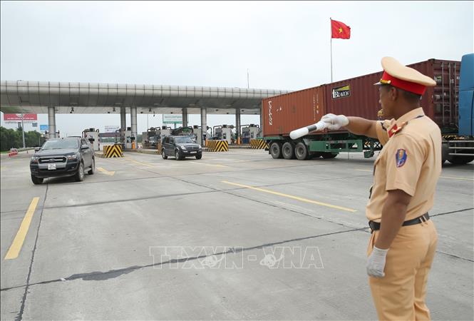 Trong ảnh: Lực lượng Cảnh sát giao thông tiến hành dừng xe, kiểm tra người điều khiển phương tiện. Ảnh: Doãn Tấn - TTXVN