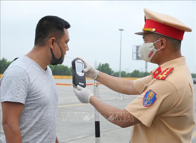 Trong ảnh: Lực lượng Cảnh sát giao thông kiểm tra nồng độ cồn đối với lái xe. Ảnh: Doãn Tấn - TTXVN