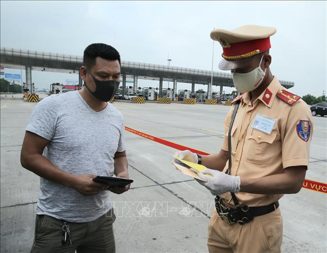 Trong ảnh: Lực lượng Cảnh sát giao thông tiến hành dừng xe, kiểm tra người điều khiển phương tiện. Ảnh: Doãn Tấn - TTXVN