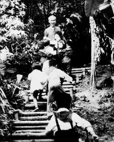Trong ảnh: Thiếu nhi Việt Bắc đến chúc mừng sinh nhật Bác Hồ (19/5/1950). Ảnh: Tư liệu TTXVN