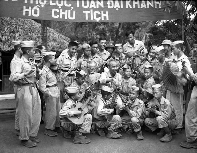 Trong ảnh: Chủ tịch Hồ Chí Minh với đoàn nghệ thuật thiếu nhi Liên khu X và đội thiếu sinh quân đến chúc mừng sinh nhật lần thứ 60 của Người tại chiến khu Việt Bắc (19/5/1950). Ảnh: Tư liệu TTXVN