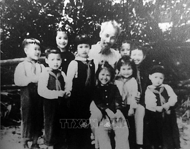Trong ảnh: Bác Hồ với con em cán bộ ATK Định Hóa, Thái Nguyên, năm 1950. Ảnh: Tư liệu/TTXVN phát