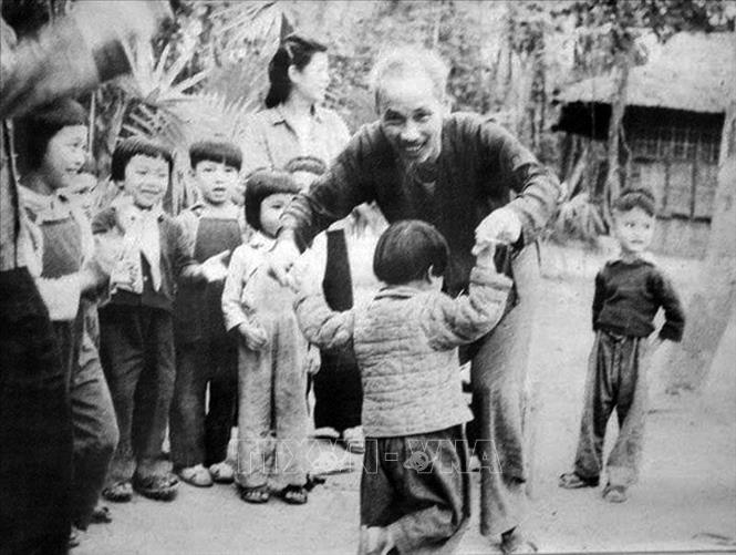 Trong ảnh: Bác Hồ vui Trung thu cùng thiếu nhi Trường Mẫu giáo Trung ương Hội Liên hiệp Phụ nữ Việt Nam ở Việt Bắc, ngày 15/9/1951. Ảnh: Tư liệu/TTXVN phát