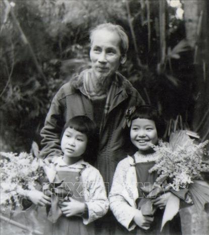 Trong ảnh: Bác Hồ với thiếu nhi ở Việt Bắc năm 1952. Ảnh: Đinh Đăng Định/TTXVN phát