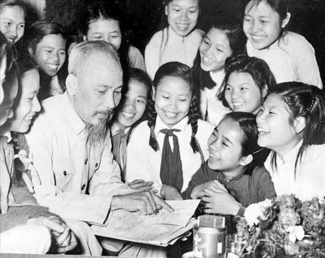 Trong ảnh: Học sinh trường Trung học Trưng Vương (Hà Nội) đến chúc mừng sinh nhật Chủ tịch Hồ Chí Minh (19/5/1956). Ảnh: TTXVN