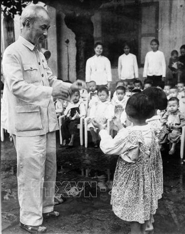 Trong ảnh: Bác Hồ thăm trại Nhi đồng miền Nam tại Hải Phòng, ngày 30/5/1957. Ảnh: Tư liệu TTXVN