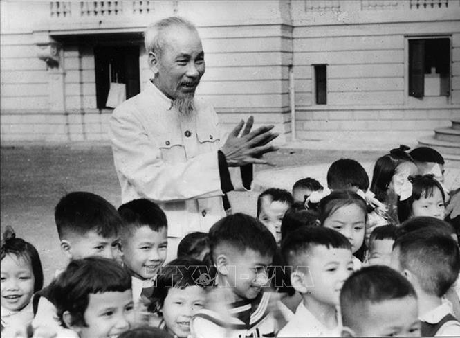Trong ảnh: Các cháu thiếu nhi mừng sinh nhật Bác 70 tuổi, năm 1960, tại Phủ Chủ tịch. Ảnh: Tư liệu TTXVN