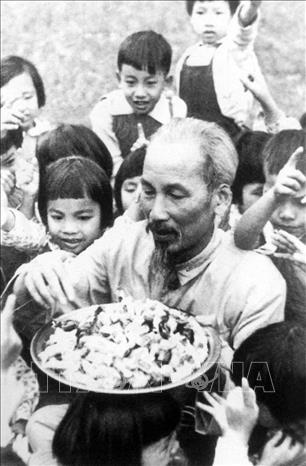 Trong ảnh: Bác Hồ chia quà cho các cháu thiếu nhi đến chúc mừng sinh nhật Bác tại Phủ Chủ tịch năm 1960. Ảnh: Tư liệu/TTXVN phát