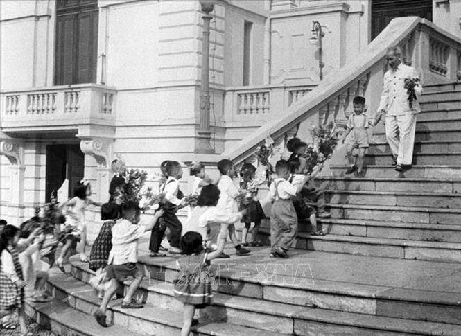 Trong ảnh: Chủ tịch Hồ Chí Minh đón các cháu thiếu nhi tại Phủ Chủ tịch trong ngày Tết Trung thu năm 1961. Ảnh: Tư liệu TTXVN