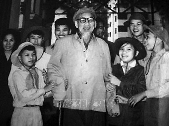 Trong ảnh: Bác Hồ với thiếu nhi trong đoàn dũng sĩ miền Nam ra thăm miền Bắc, ngày 13/2/1969. Ảnh: Tư liệu/TTXVN phát