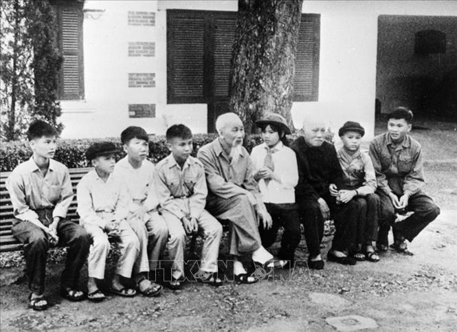 Trong ảnh: Bác Hồ với các cháu thiếu nhi là dũng sĩ diệt Mỹ ở miền Nam ra thăm miền Bắc, tháng 2/1969. Ảnh: TTXVN