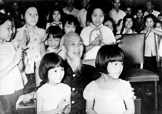 Trong ảnh: Thiếu nhi Thủ đô quây quần bên Bác Hồ trong Tết Thiếu nhi 1-6 năm 1969. Ảnh: TTXVN