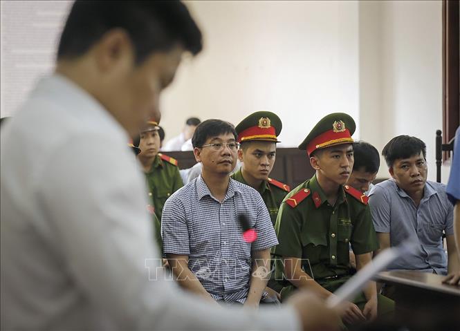 Trong ảnh: Bị cáo Khương Ngọc Chất (cựu trưởng phòng an ninh chí trị nội bộ Công an tỉnh Hoà Bình) người đã đã cung cấp thông tin 10 thí sinh để bị cáo Đỗ Mạnh Tuấn sửa bài thi nâng điểm và kết quả 3 người được nâng điểm thành công. Ảnh: Trọng Đạt - TTXVN