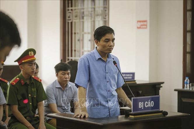 Trong ảnh: Các bị cáo tại phiên tòa ngày thứ 5 xét xử Vụ gian lận điểm tại Kỳ thi Trung học phổ thông Quốc gia năm 2018 tại Hòa Bình. Ảnh: Trọng Đạt - TTXVN