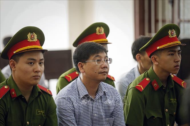 Trong ảnh: Bị cáo Khương Ngọc Chất (cựu trưởng phòng an ninh chí trị nội bộ Công an tỉnh Hoà Bình) người đã đã cung cấp thông tin 10 thí sinh để bị cáo Đỗ Mạnh Tuấn sửa bài thi nâng điểm và kết quả 3 người được nâng điểm thành công. Ảnh: Trọng Đạt - TTXVN