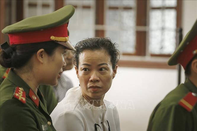 Trong ảnh: Bị cáo Diệp Thị Hồng Liên (cựu trưởng phòng khảo thí) tại phiên tòa xét xử Vụ gian lận điểm tại Kỳ thi Trung học phổ thông Quốc gia năm 2018. Ảnh: Trọng Đạt - TTXVN