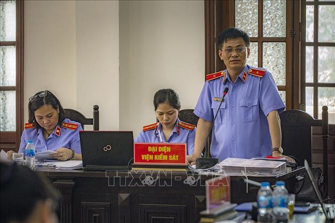 Trong ảnh: Đại diện Viện kiểm sát luận tội các bị cáo tại Phiên tòa xét xử 15 bị cáo trong Vụ gian lận điểm thi THPT tại Hòa Bình. Ảnh: Trọng Đạt - TTXVN