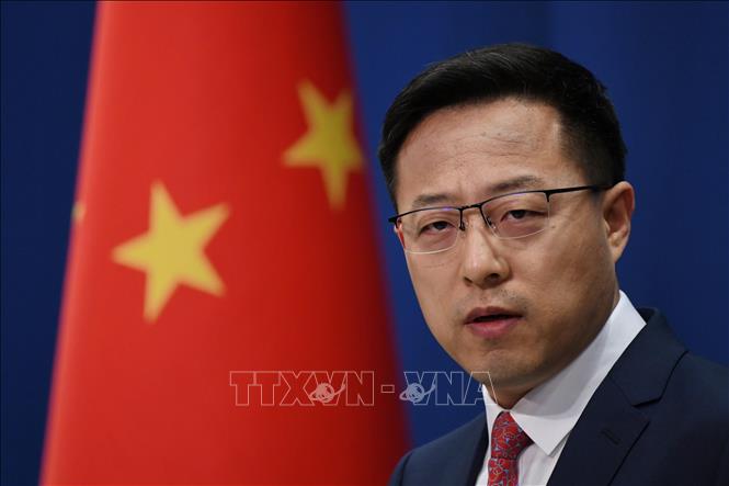 Trong ảnh: Người phát ngôn Bộ Ngoại giao Trung Quốc Triệu Lập Kiên phát biểu tại cuộc họp báo ở Bắc Kinh ngày 8/4/2020. Ảnh: AFP/TTXVN